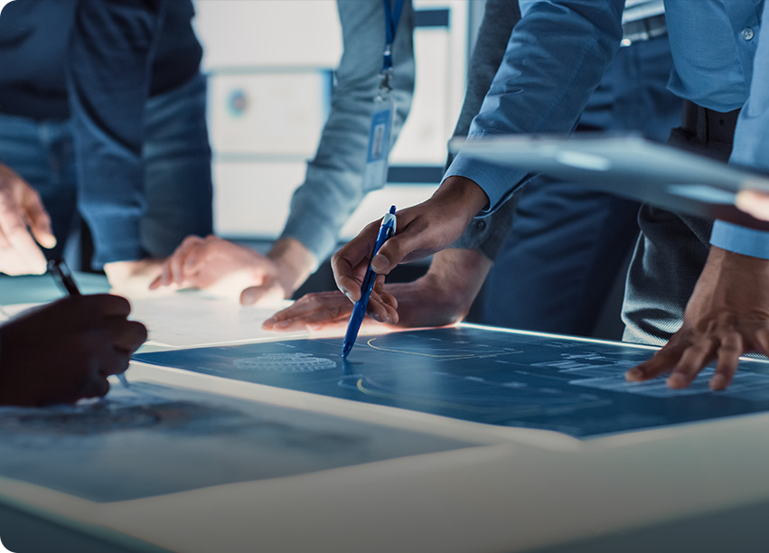 Growatt yanaşmaları, growatt innovasiyası, growatt tədqiqat və inkişafı, mütəxəssislər qaranlıq ofis mühitində işıqlı masada planları nəzərdən keçirirlər.