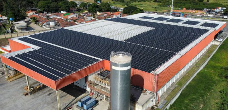 Braziliyada Growatt MAX seriyası quraşdırma təcrübəsi, damı günəş panelləri ilə örtülmüş sənaye binasının hava görüntüsü.