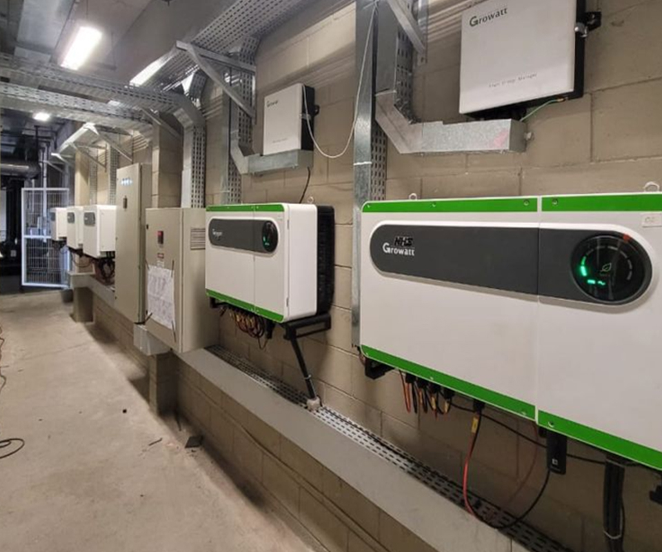 Elektrik otağında divara quraşdırılmış sənaye invertorlarının sırası