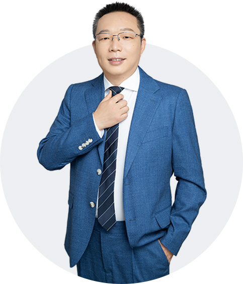 David Ding, Growatt təsisçisi, Growatt CEO-su, Growatt lideri, mavi kostyumda, zolaqlı qalstuk taxan və qalstukun düyməsini düzəldən kişi